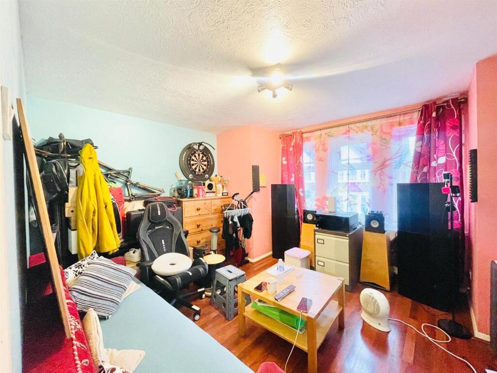 Apartment in London, Whipps Cross, Leyton - View 2