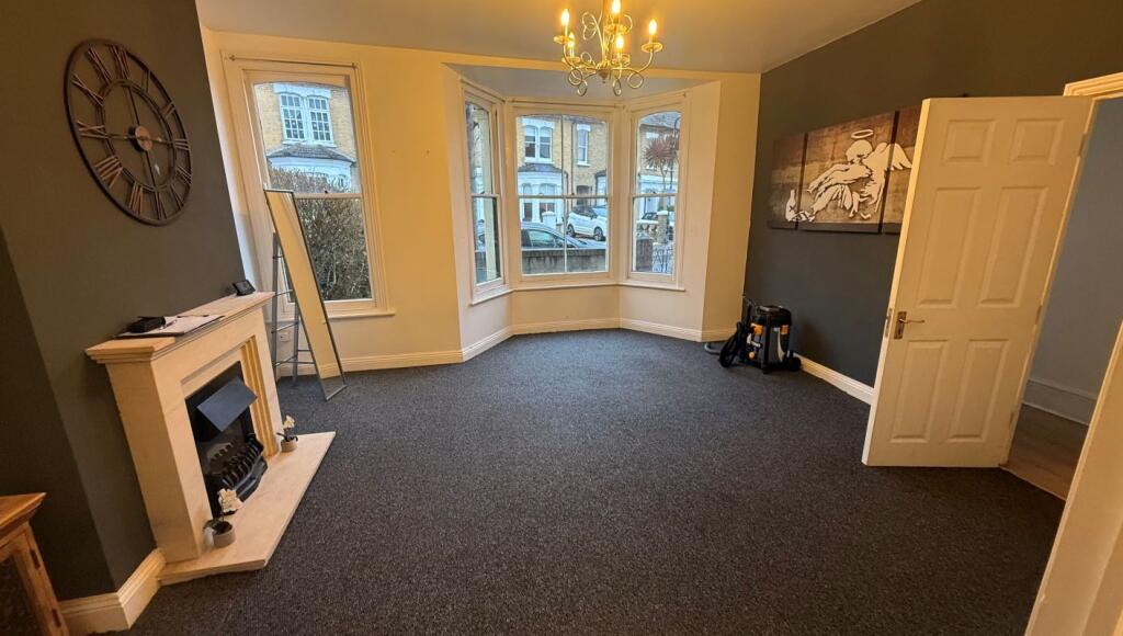 2 Avenue Road, Westcliff-on-Sea, Essex, SS0 7PW photo 2