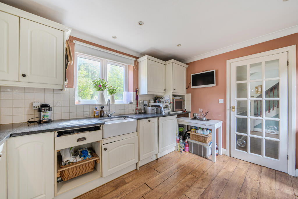 Dunfee Way, Byfleet, KT14 photo 3