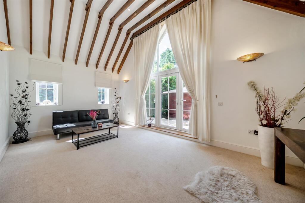 Kingsley Avenue, Camberley photo 4