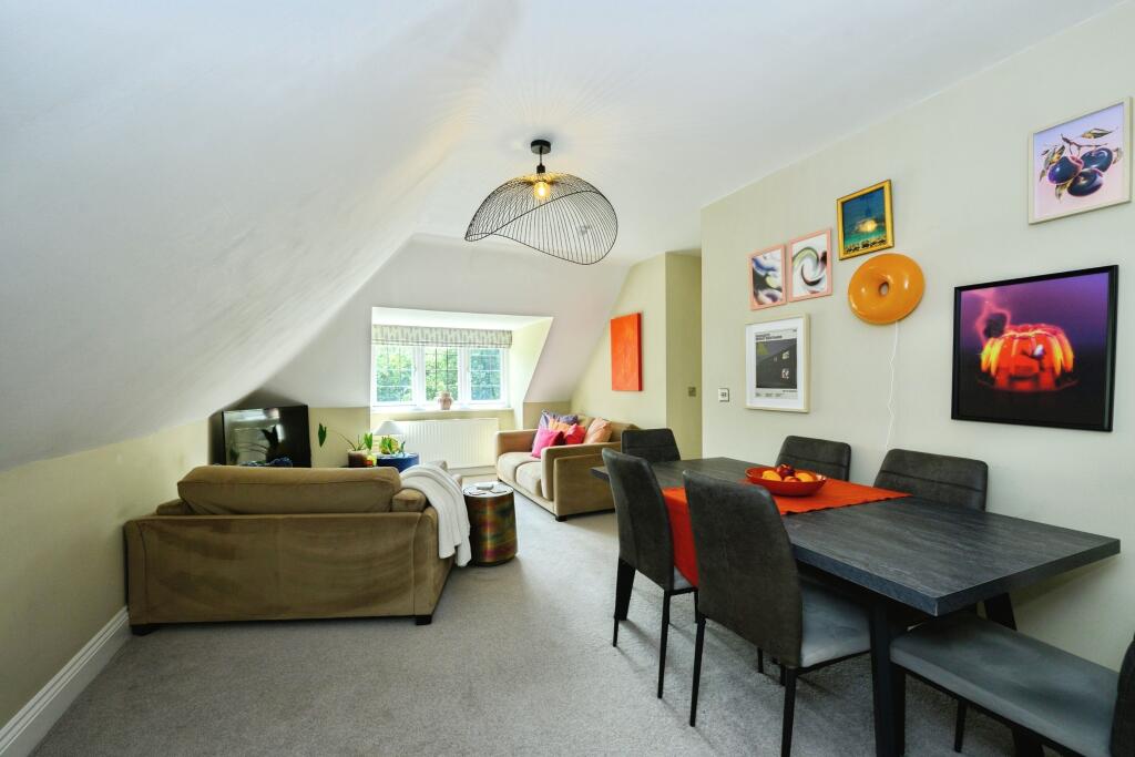Apartment in Tandridge, Nutfield - View 4