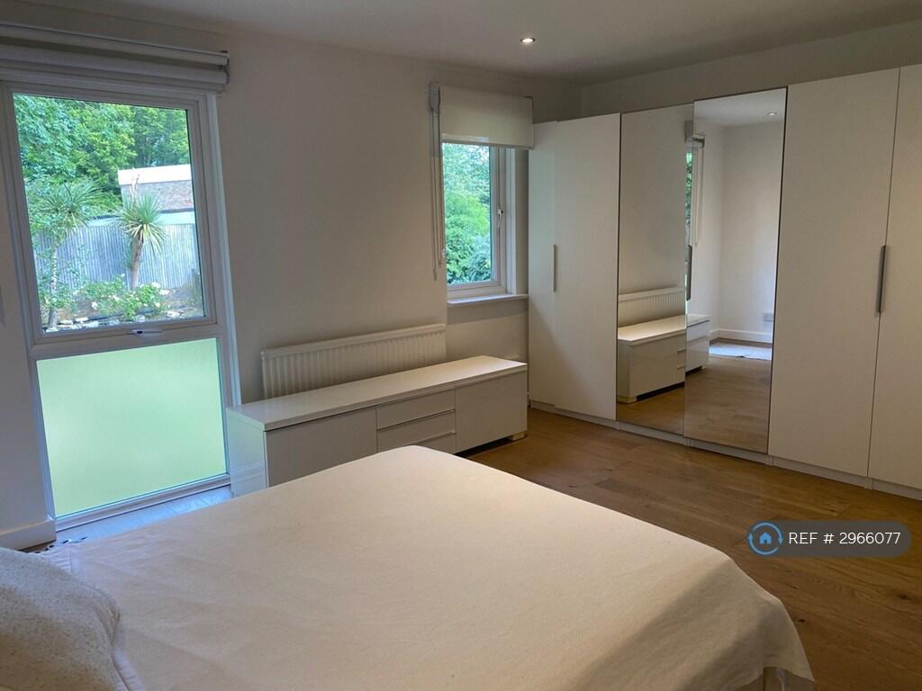 House in Croydon - More