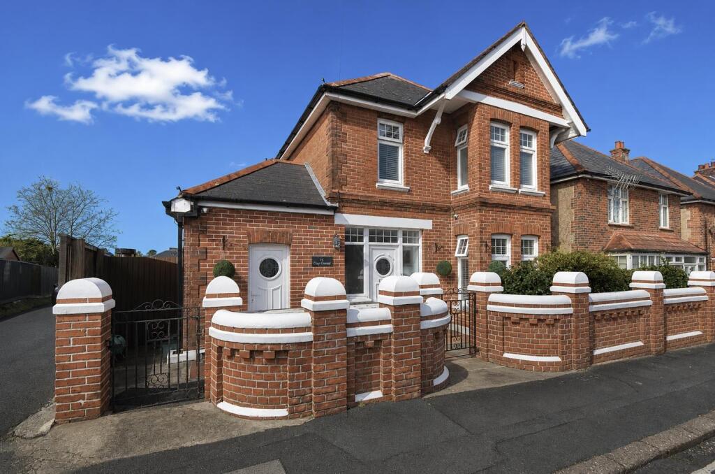 Main image of property: IDEAL FAMILY HOME * LAKE