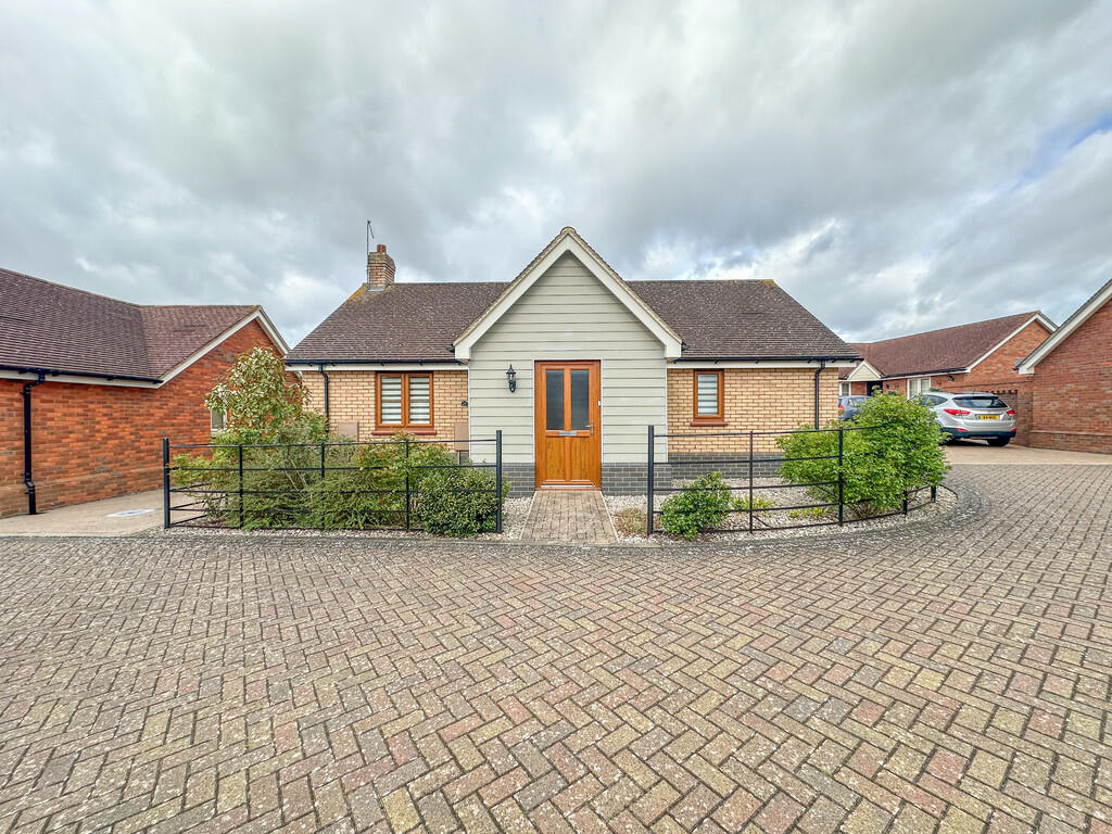 2-bed bungalow on Broadlands Way, Rushmere St. Andrew, £360,000