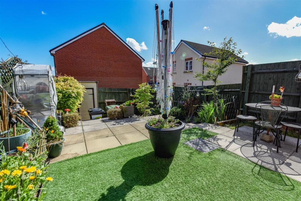 House in Stroud, Brookend, Hinton - More