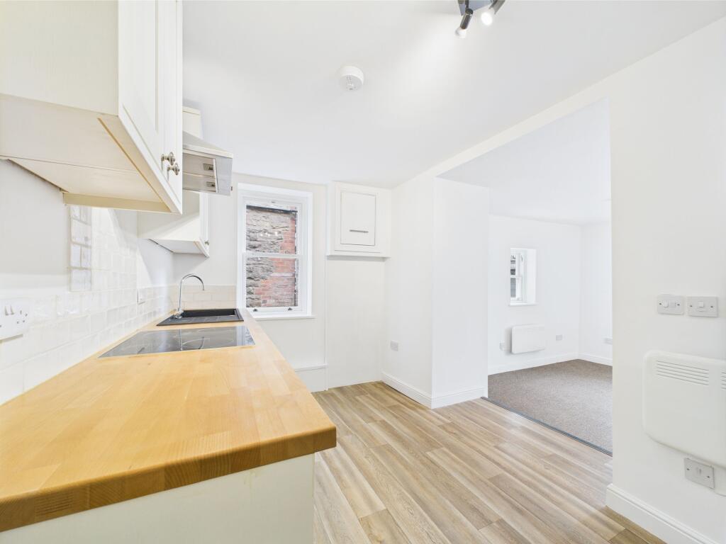 26 Brecon Road, NP7 photo 4