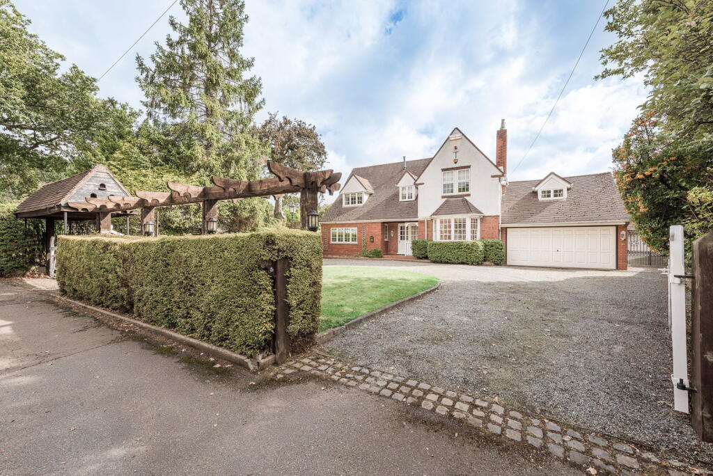 Main image of property: Eachelhurst Road, Sutton Coldfield, B76 1DP