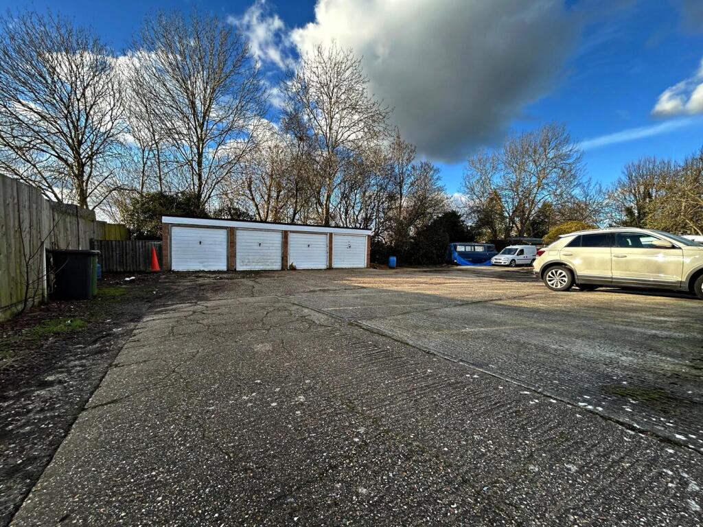 Apartment in Castle Point, South Benfleet - View 4