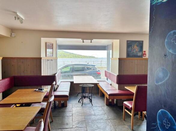 Bar / dining area