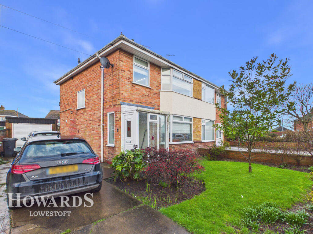 3-bed semi-detached on Hillcrest Gardens, Lowestoft, £260,000