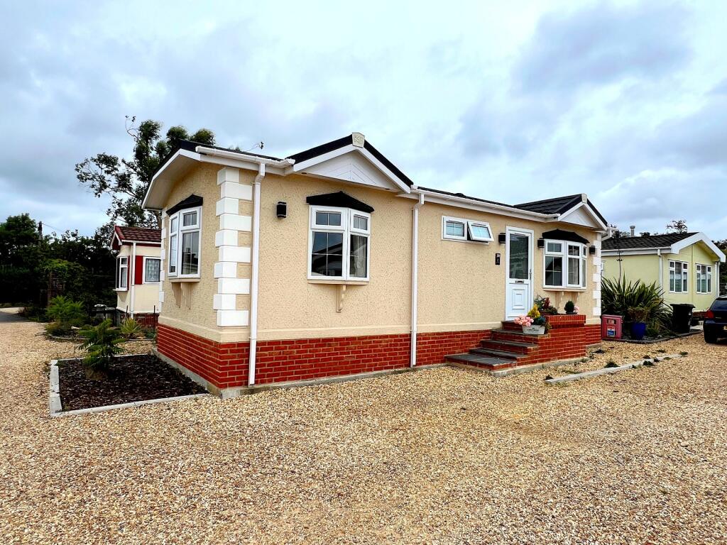 Fleur-de-lys Park, Pilley Hill, Pilley, Lymington, Hampshire. SO41 5QJ