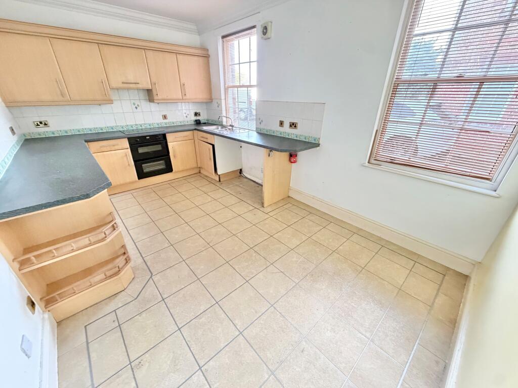 Apartment in Ellesmere Port, Wolverham - View 3