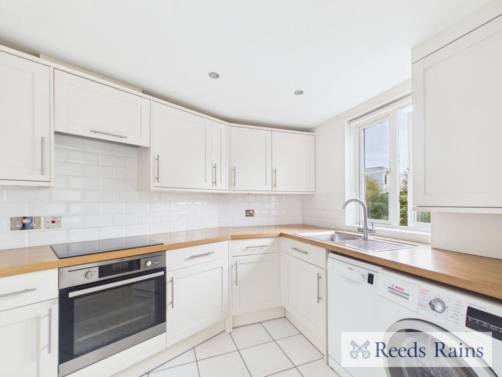 Apartment in London, Ardleigh Green - View 3
