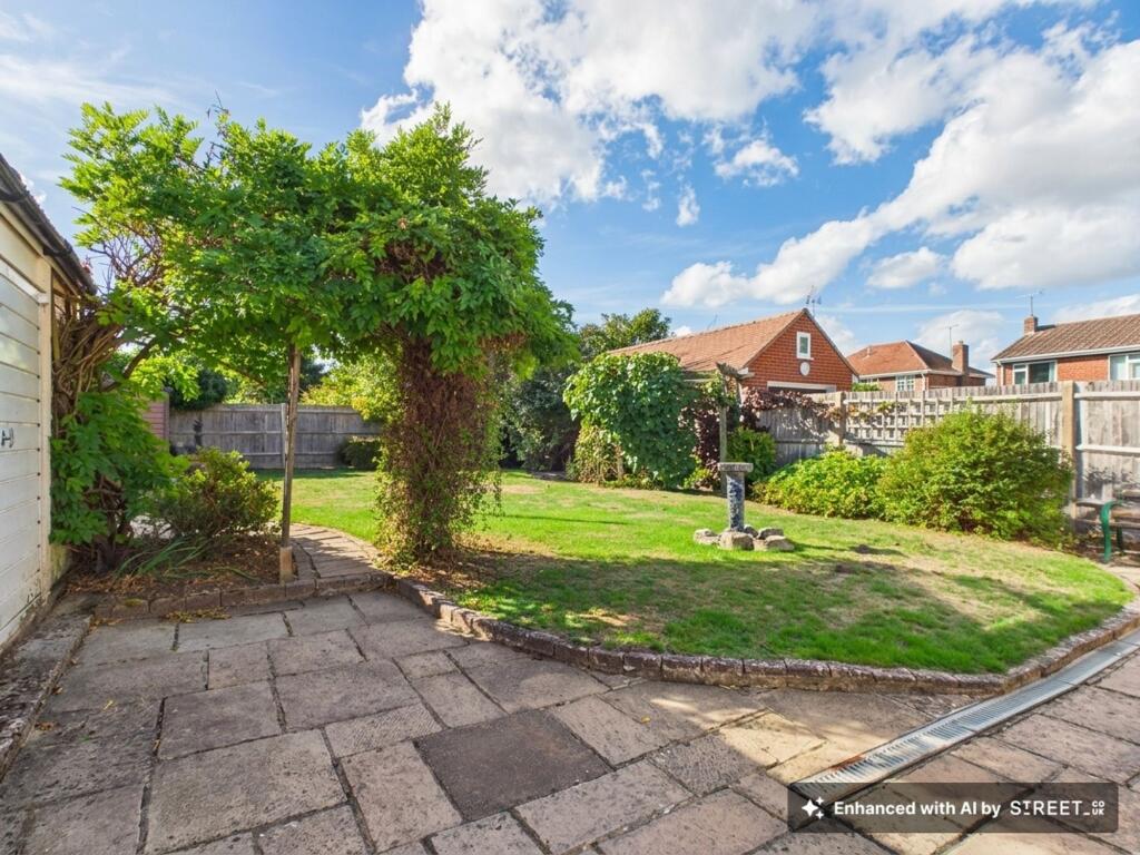 House in Basingstoke and Deane, Bramley - View 4
