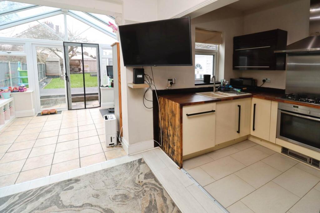Raeburn Avenue, Bromborough photo 3