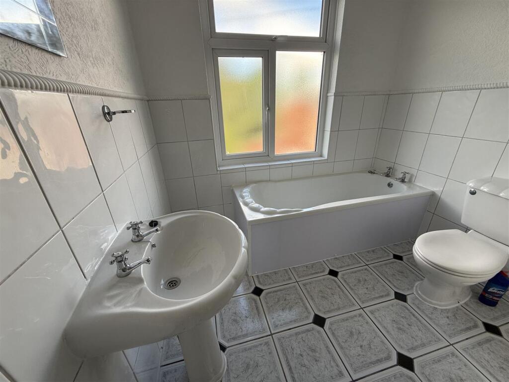 House in Oldham, Shaw Side, Watersheddings - View 5