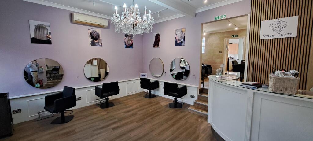 Front salon 51 b.jpg