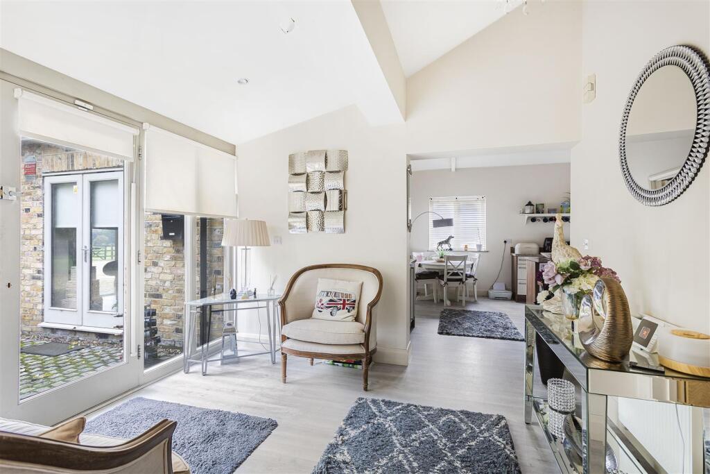 Detached Barn Style Home - Little Berkhamsted photo 2