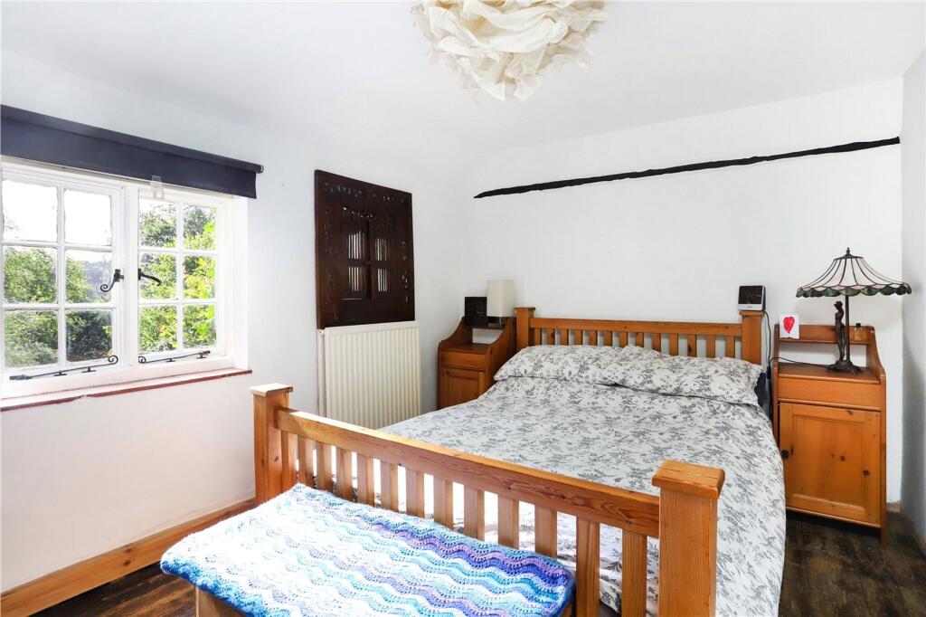 Aveley Close, Farnham, GU9 - View 5