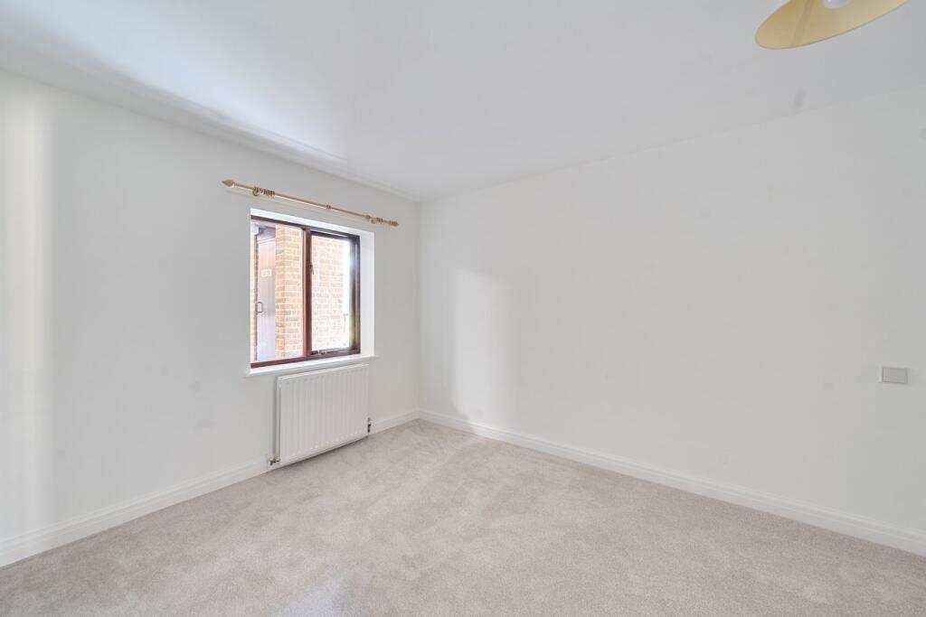 Emmbrook Court, Reading, RG6 - View 4