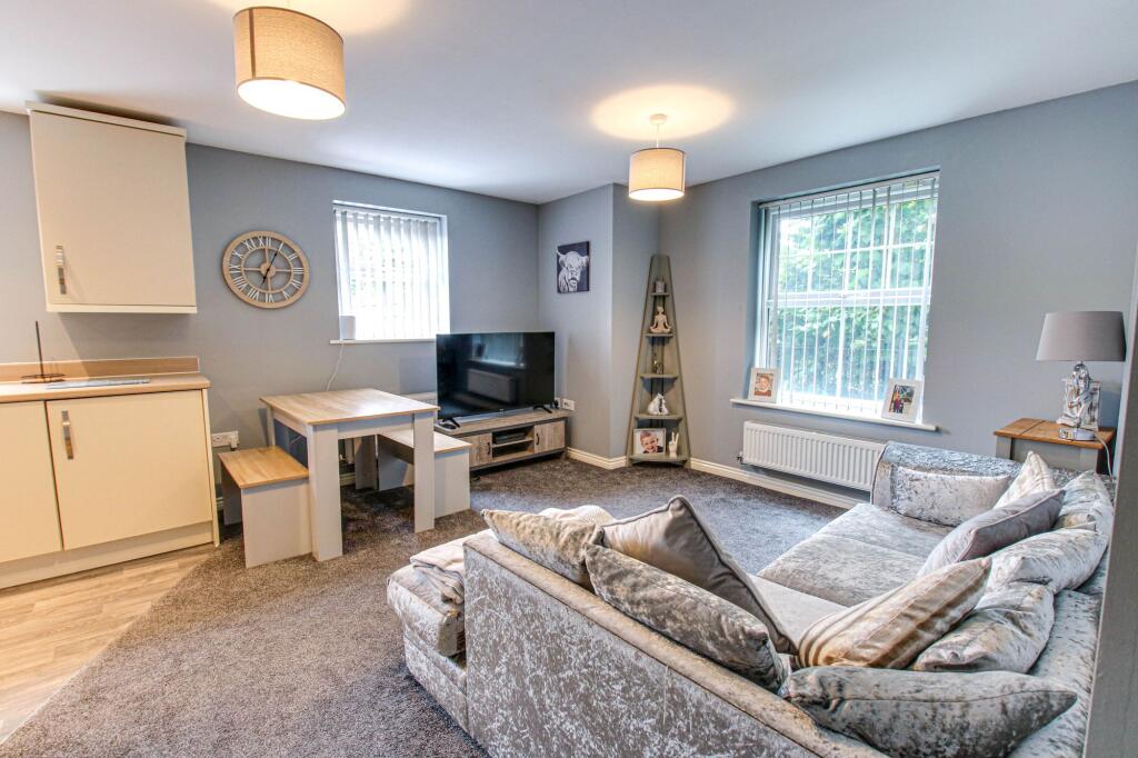 Flat 5, 249 Roseway Avenue, M44 photo 3