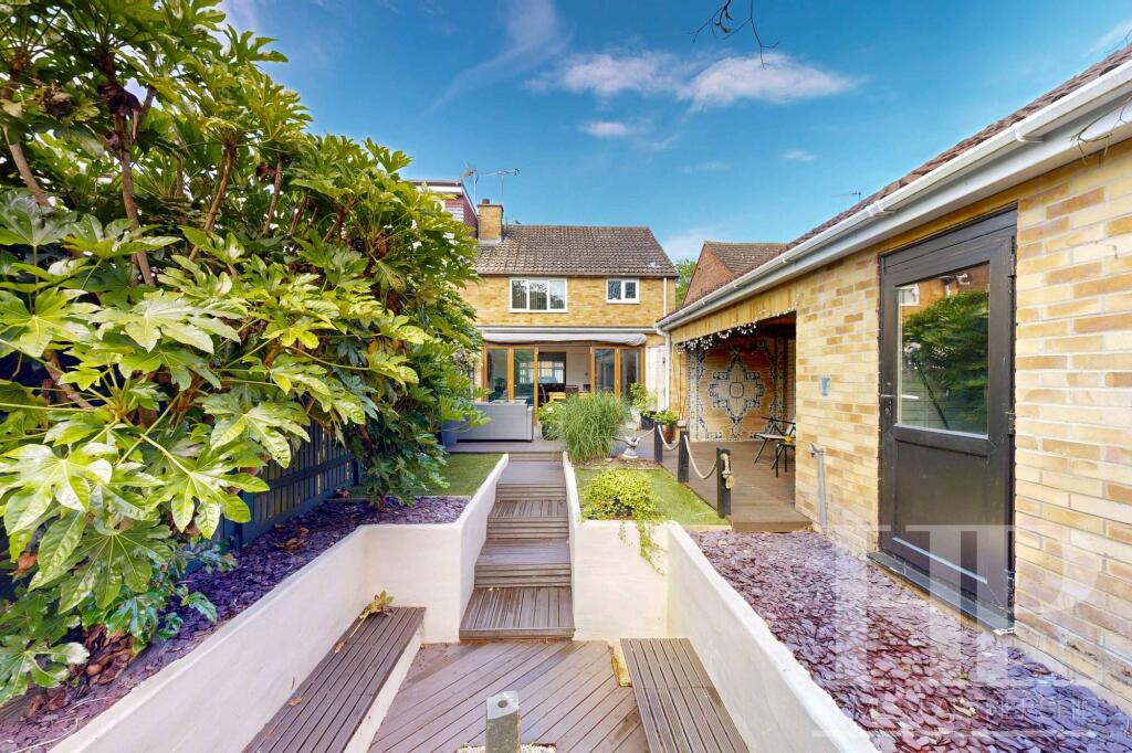 House in Crawley, Langley Green - View 3