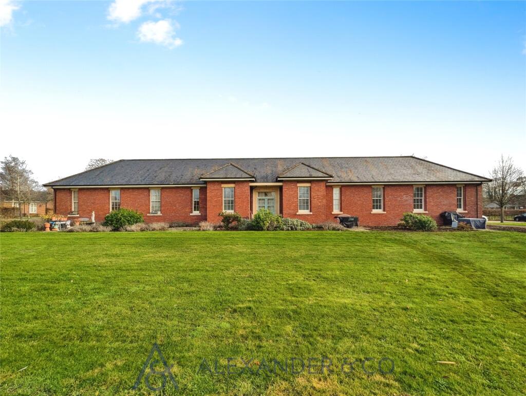 1-bed flat on Blenheim House, The Parade, Caversfield, £275,000