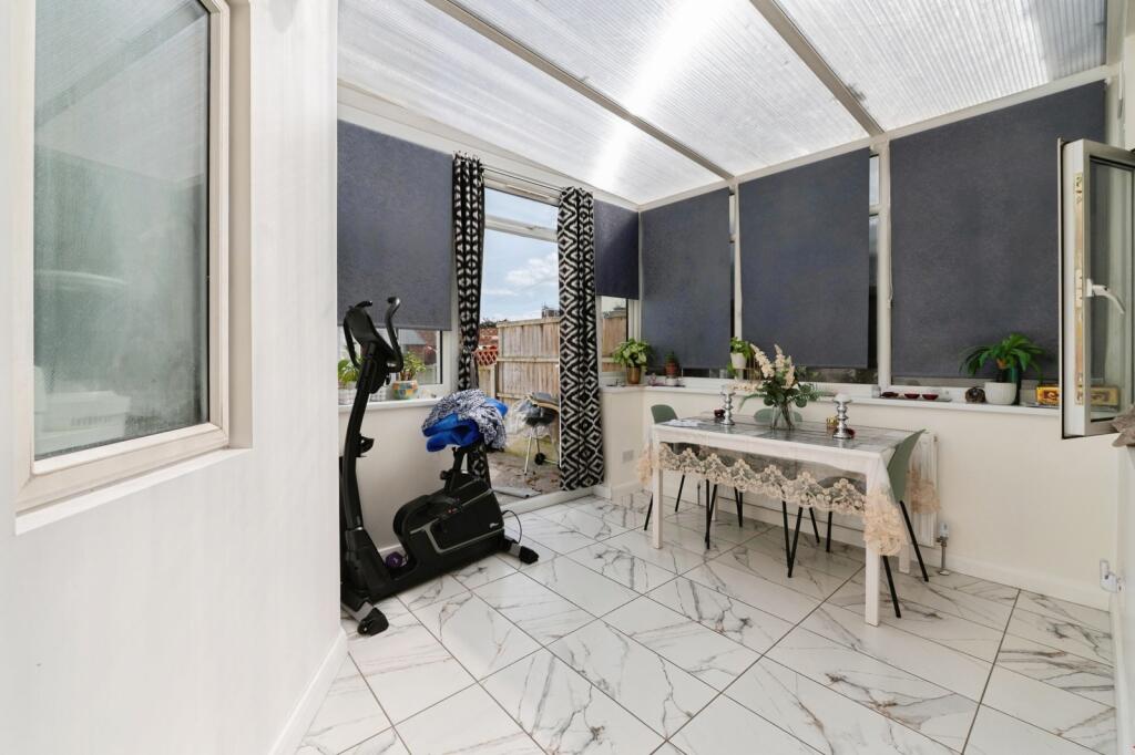 Apartment in Southend-on-Sea - More