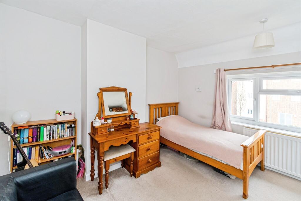House in Southampton - More