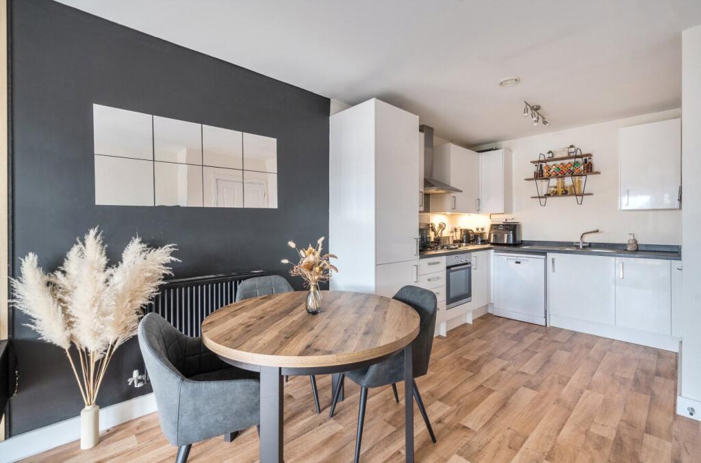 Alderson Grove, Hersham, Surrey, KT12 photo 3