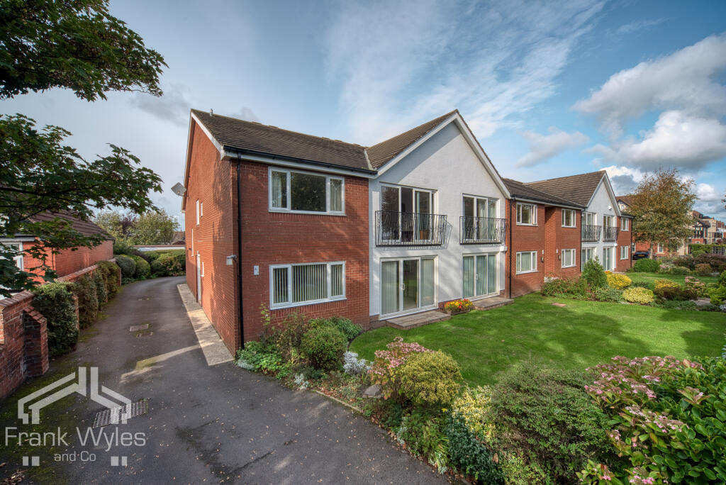 3-bed flat on Flat 5, 9 Links Gate, Lytham St. Annes, Lancashire, £335,000