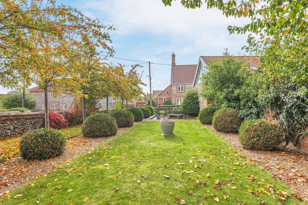 Converted Norfolk Barn with Gardens, Vaulted Ceilings and Near the Coast photo 4