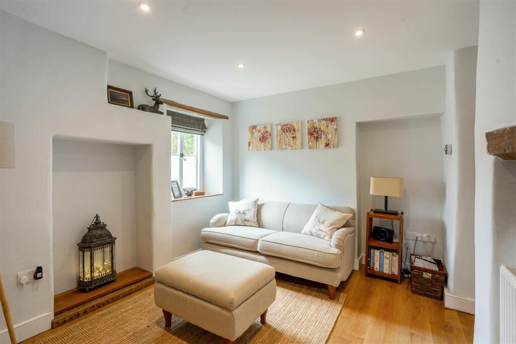 House in Cotswold, Poulton - More