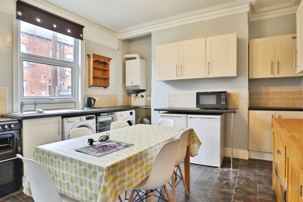 House in Leeds, West Yorkshire - View 5