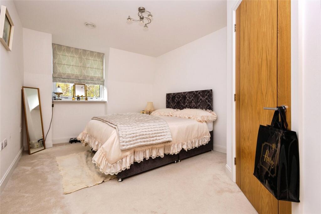Ockford Road, Godalming, Surrey, GU7 photo 4