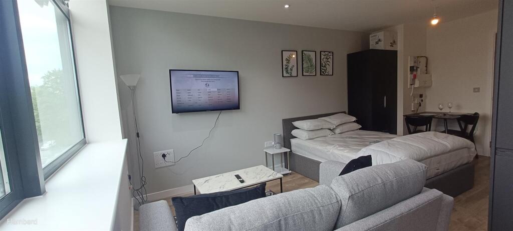 Apartment in Manchester, Old Trafford - View 4