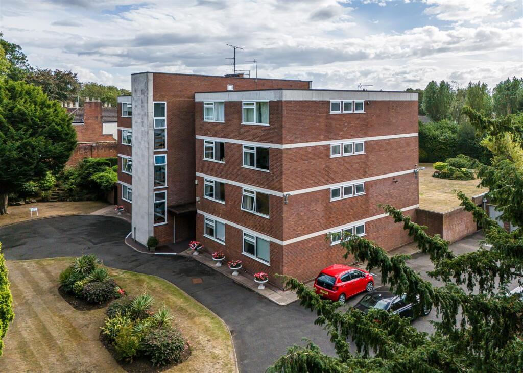 Main image of property: Flat 6, The Manor House, Upper Green, Tettenhall, Wolverhampton, WV6 8QJ