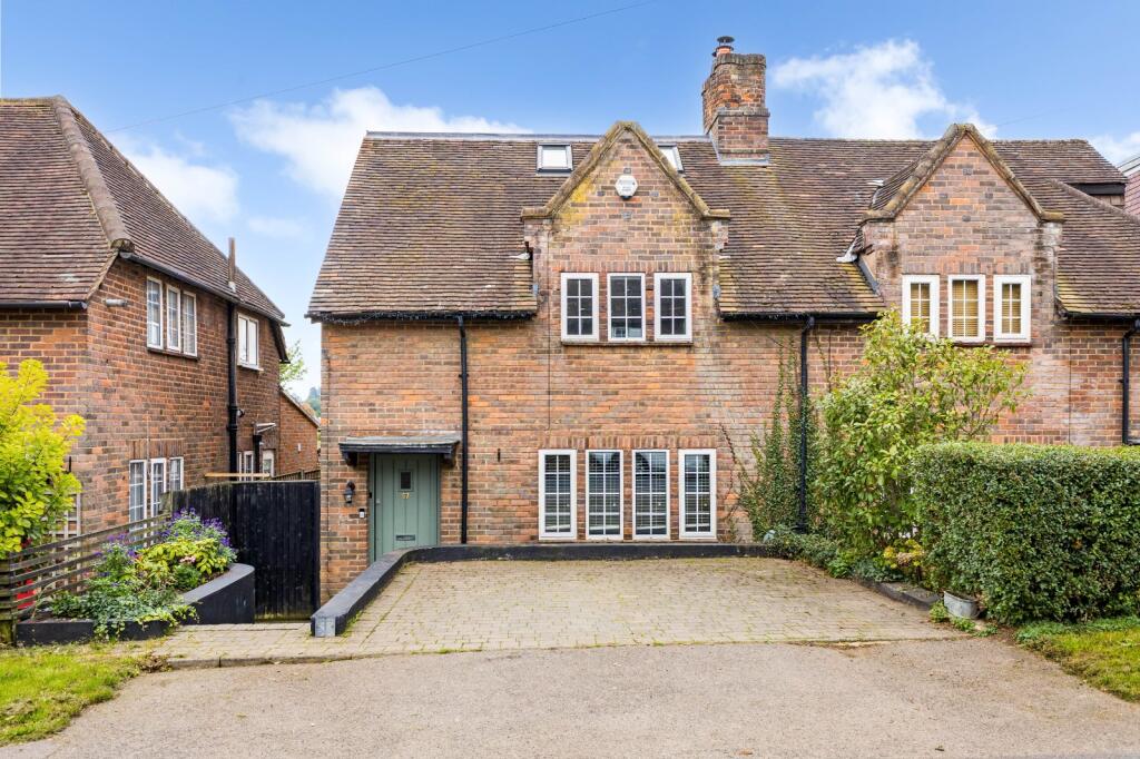 Main image of property: Barnfield Road, Harpenden, Hertfordshire