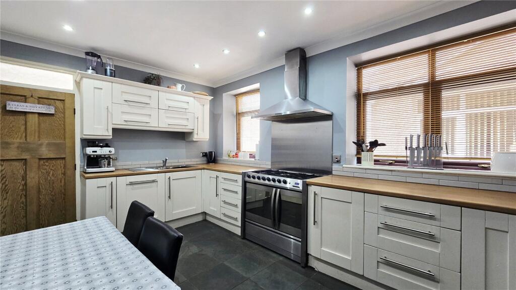Min Y Mor Road, Holyhead, Isle of Anglesey, LL65 photo 2