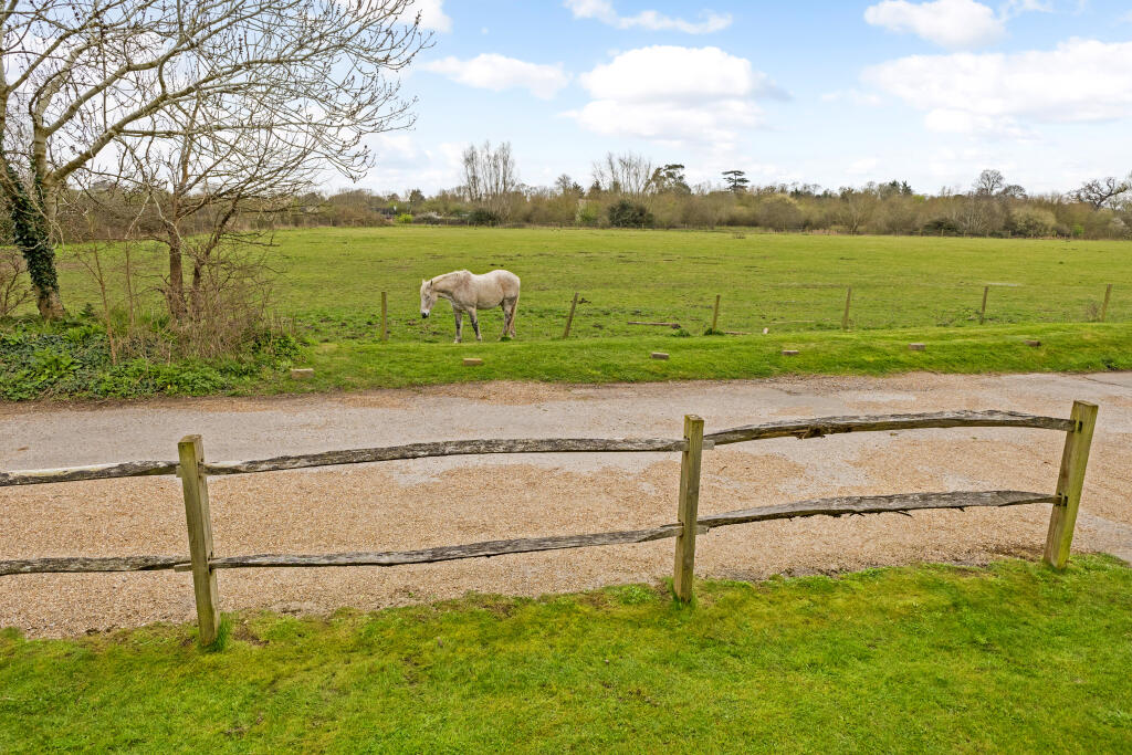 Ashford Lane, Dorney, SL4 photo 3