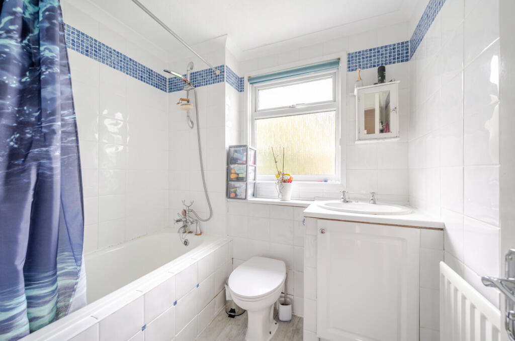Apartment in Horsham, West Sussex - More