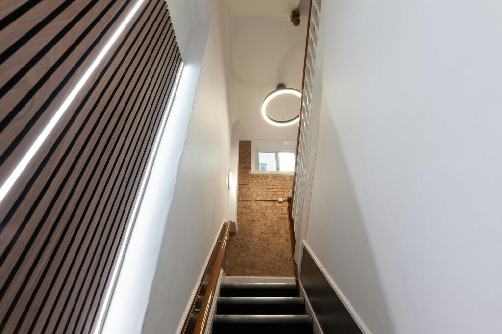 4750 Margaret Street Entrance Hall 04.jpg