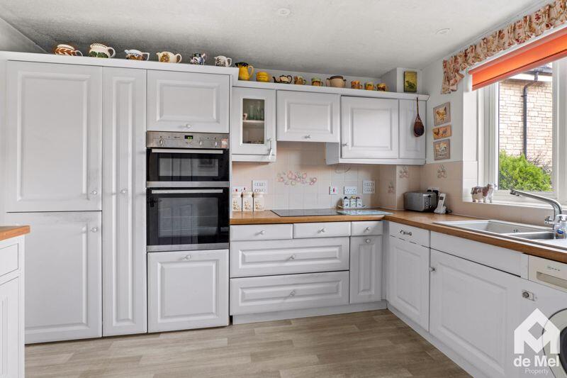 Gilders Paddock, Bishops Cleeve, Cheltenham, GL52 photo 3