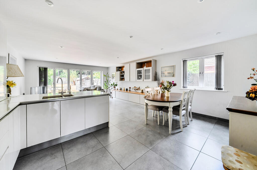 House in Slough - View 5