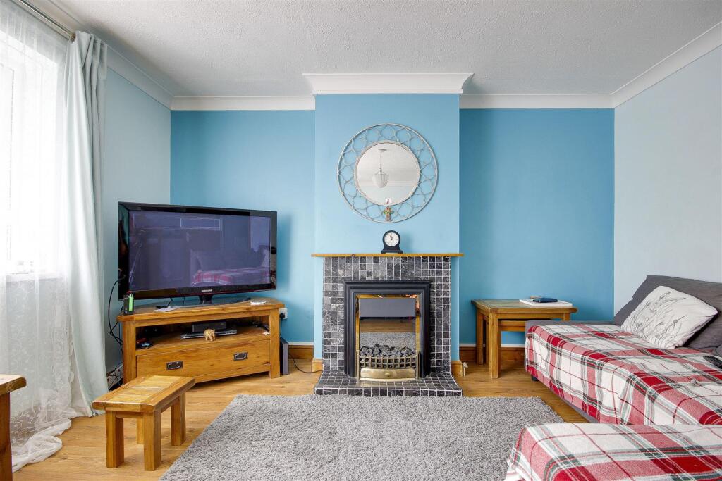 58 Jeremy's Green, N18 2NB photo 2