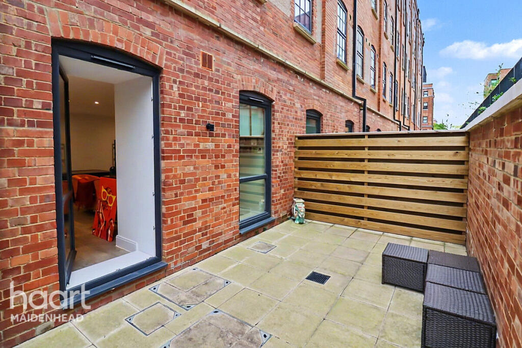Studio flat on Memorial Avenue, Slough, £285,000
