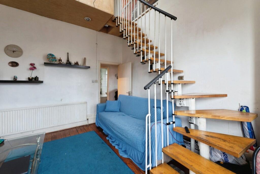 Apartment in Ilford, Gants Hill - View 3