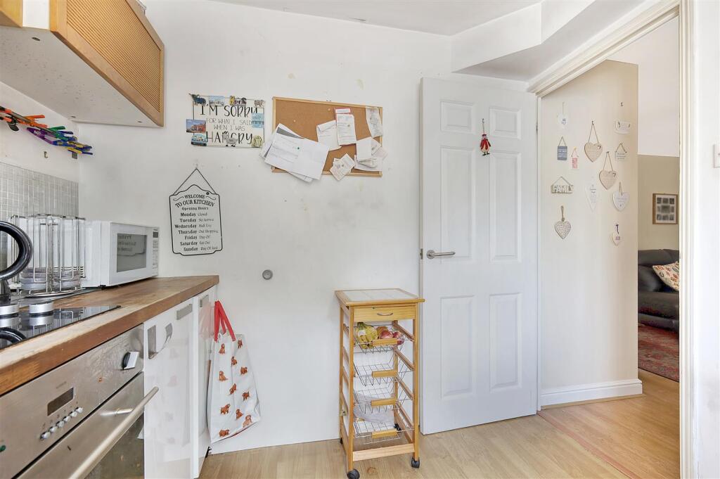 Apartment in Enfield, Enfield Island Village, London Borough of Enfield - View 6