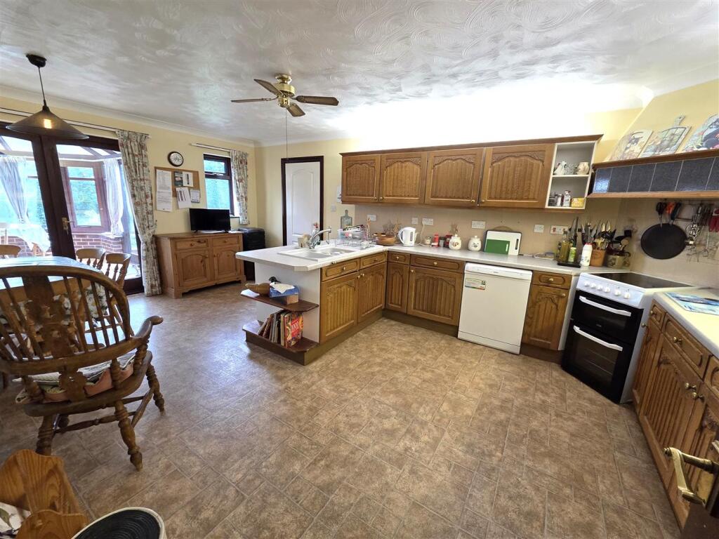 House in Bassetlaw, East Markham - More