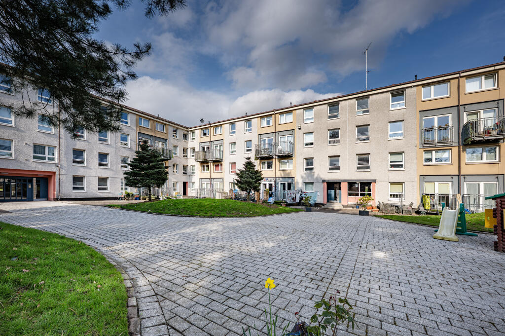 Main image of property: Flat 2/2, 75 Hutchesontown Court, Glasgow, G5